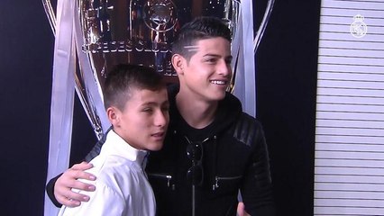 'Anjo da Chape' visita o Real Madrid e ganha camisa de James