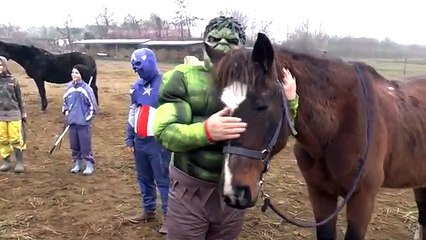 Spiderman, Hulk y el Capitán América de la Vida Real Juego de la granja de caballos