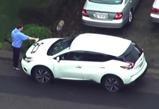 Un jeune homme armé d’un fusil fait des graffitis obscènes dans la rue !