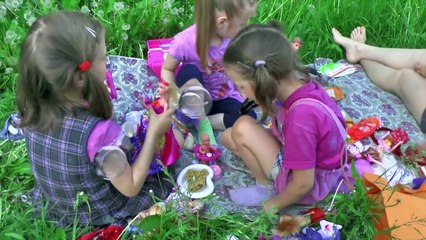 La niña juega con muñecas barbie Winx Bebé