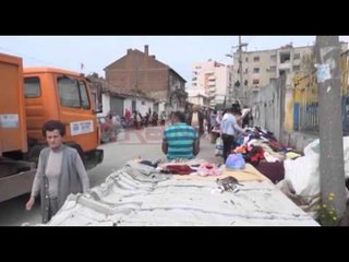 Elbasan - Hapësirat publike, tregtarët e rrobave të përdorura zënë trotuarët