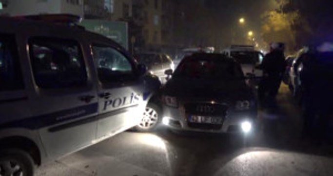'Dur' İhtarına Uymayan Şüpheliler Polis Aracına Çarpınca Yakalandı