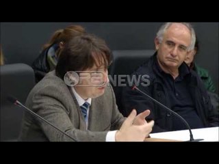 Ora News - Agron Tufa autori i vitit në Panairin e Librit 2016