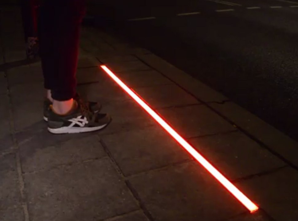 Public Buzz : Une société invente le feu rouge spécial geek. Idéal pour twitter en toute sécurité