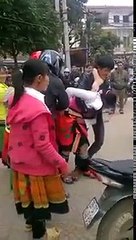 Cô gái bị "bắt vợ" ngay giữa chợ đến "tụt cả váy"