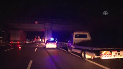 Damperi Köprüye Asılı Kalan Tıra Otomobil Çarptı