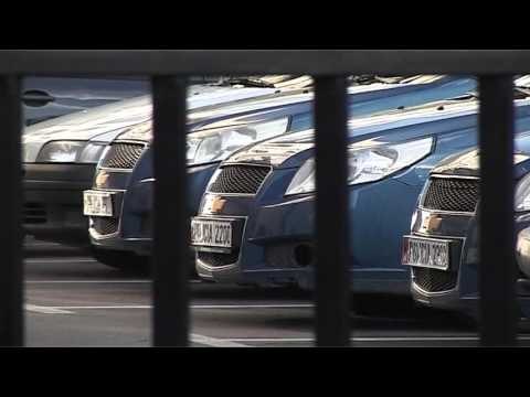 NJE 20 VJEÇARE HIDHET NGA KATI I KATERT I PALLATIT NE KRYEQYTET VDES NE VEND LAJM