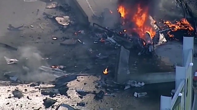 Avustralya'da alışveriş merkezine uçak düştü