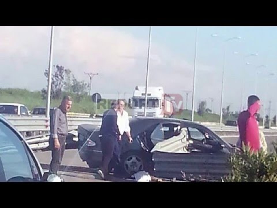 Report TV - Kavajë, makina përplaset me trafikndarësen, vdesin dy fëmijë