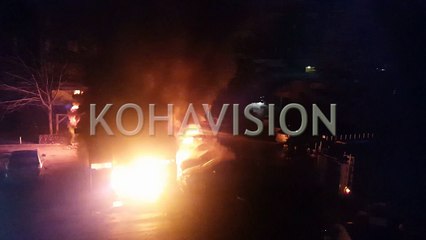 Nga djegia e kontejnerëve në lagjen “Dardania”, digjen edhe disa vetura