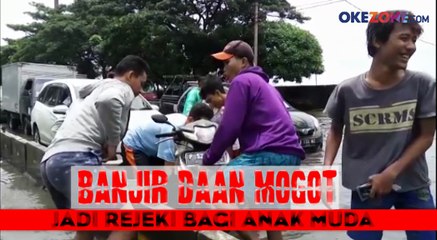Banjir Daan Mogot Jadi Rejeki Bagi Anak Muda