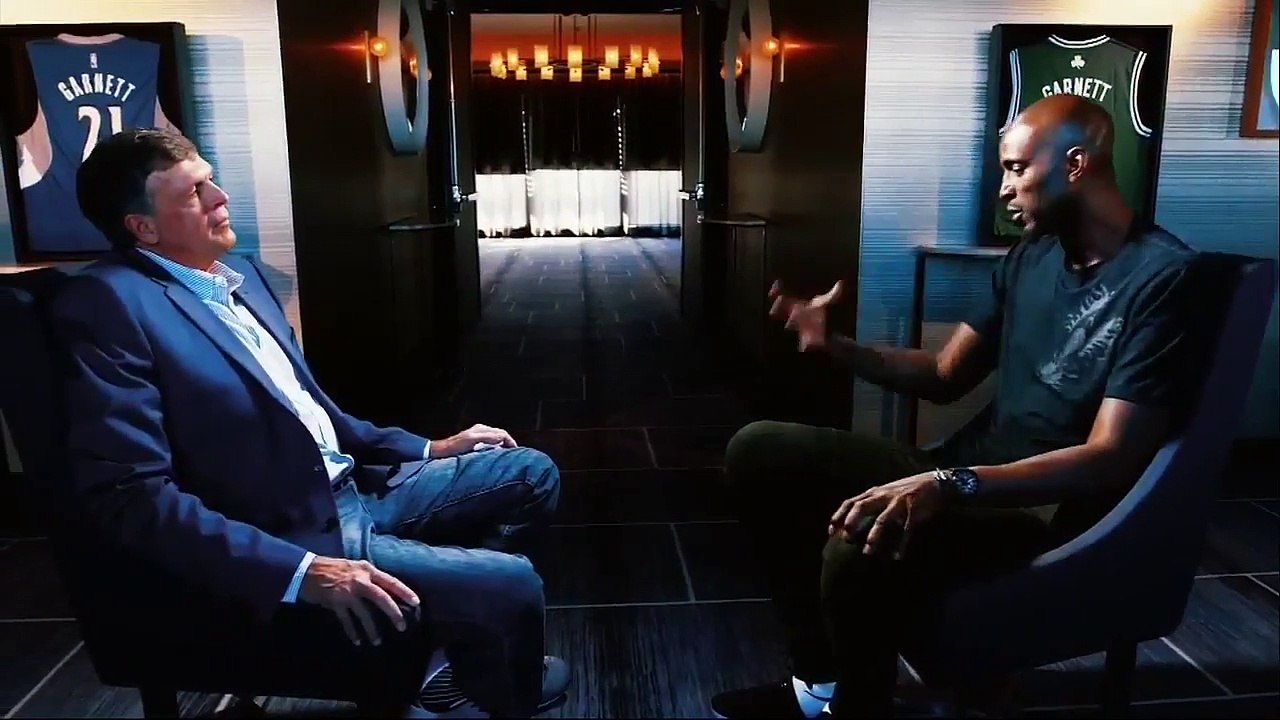 Kevin Garnett ému en parlant de sa carrière à Kevin McHale