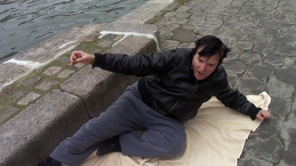 comme un clochard malheureux sous les points de paris