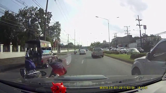 Ce gars en scooter passe tout près de la mort... Crash ridicule mais quel chanceux