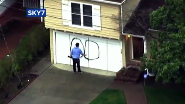 Ce gars armé d’un fusil fait des graffitis obscènes dans la rue !