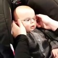 Ce bébé adorable voit sa maman correctement pour la première fois ! Regardez sa réaction