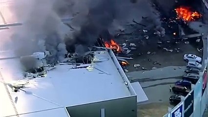 إصطدام طائرة بمركز تجاري ومقتل جميع ركابها