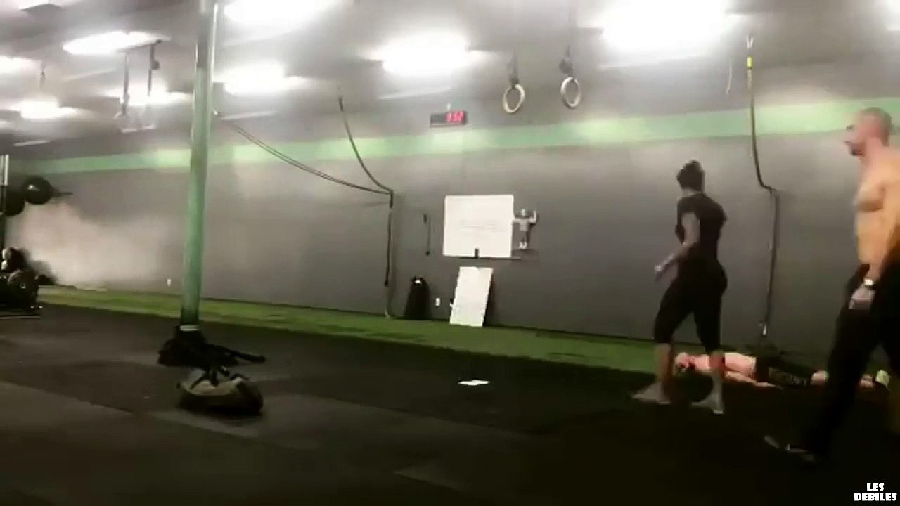 Une chenille dans une salle de sport