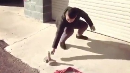 Ce mec se fait troll en essayant d'allumer un pétard