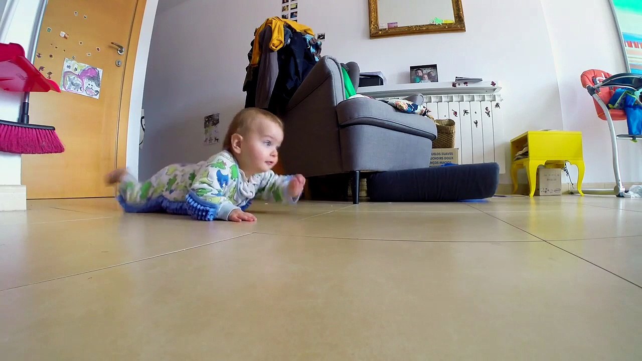 Un Bebe Serpilliere Qui Fait Le Menage Video Dailymotion