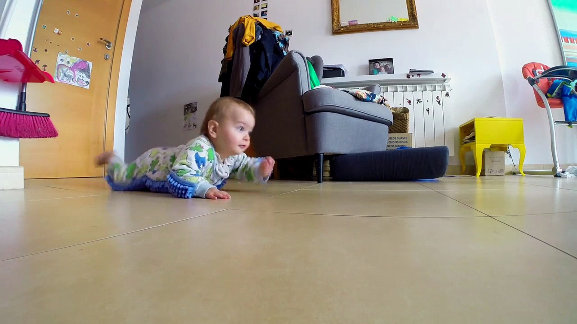 Un bébé serpillière qui fait le ménage - Vidéo Dailymotion