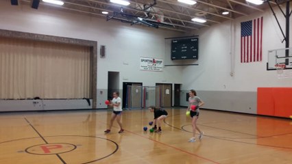 Cette fille arrache tout le monde à la balle au prisonnier