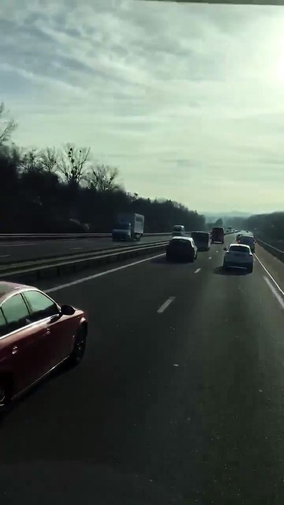 Il roule plus de 10 km à contre sens sur une au...