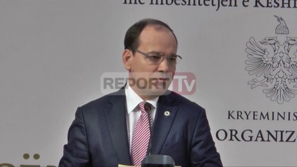 Report TV - Presidenti Nishani nderon Kadarenë me dekoratën e flamurit kombëtar