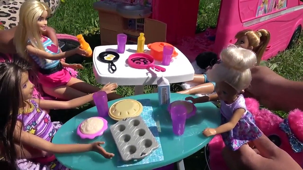 CAMPER Part 2 Ball & Pool Playing Picnic Eating Gymnastics with Barbie Chelsea Skipper Sta