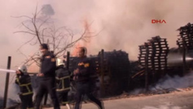 Gaziantep'te Ahşap Palet Atölyesinde Yangın