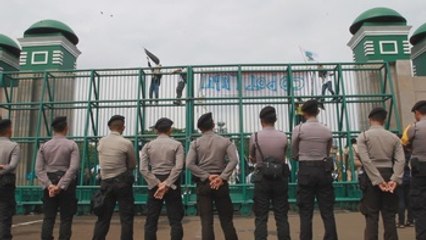 Miles de manifestantes exigen la suspensión del gobernador de Yakarta