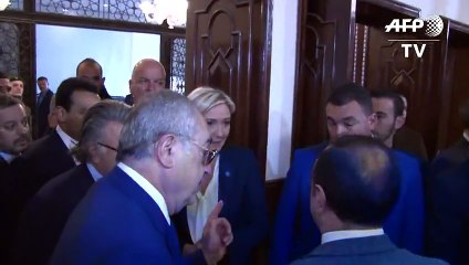 Liban: Le Pen refuse de porter le voile pour rencontrer le mufti