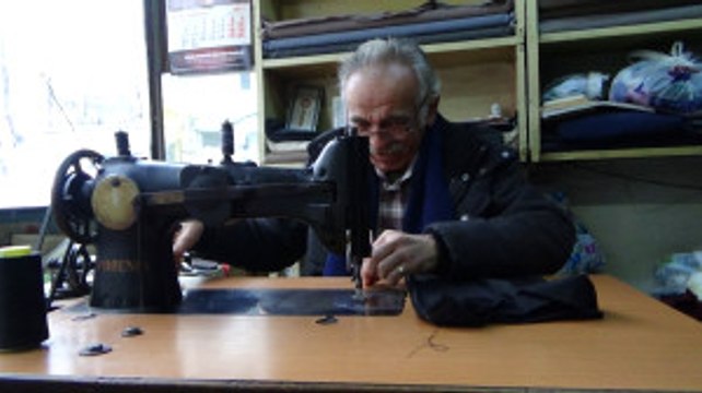 Ekmek Parası Kazandığı Dikiş Makinesi Ile Aynı Yaşta