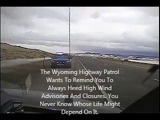 Des rafales de vent de 150km/ couchent un camion sur une voiture de police.