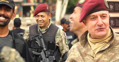 Zekai Aksakallı, Şehit Halisdemir'i "Kahraman Aslanım" Diyerek Öpmüş