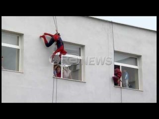 1 Qeshori - Supriza e Policisë së shtetit për fëmijët në spitalin Pediatrik