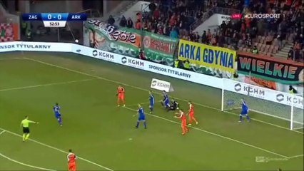 Nespor popychany w polu karnym