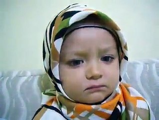 20 aylık Kosovalı Nisanur Kur'an okuyor ve salavat getiriyor. Yok böyle bir tatlılık. MaşaAllah barakAllah...