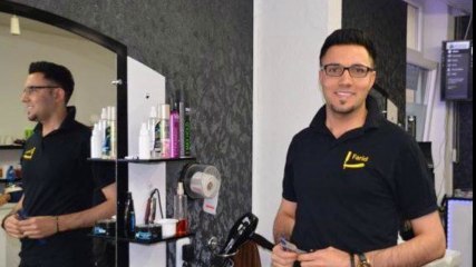 حلاق سوري يعيد حقيبة ضائعة لمسنة ألمانية و يرفض المكافأة التي عرضتها عليه