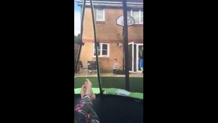 Un enfant se prend un ballon par accident !