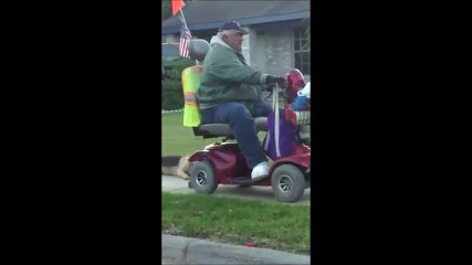 Un homme traîne son berger allemand impuissant derrière son fauteuil roulant