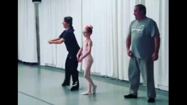 Ces papas accompagnent leurs filles au cours de danse classique... Magique !