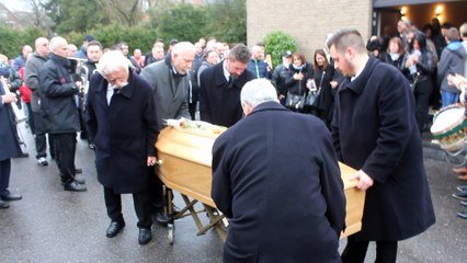"Et Maintenant" joué façon fantaisie aux funérailles de Daniel Poelaert à la sortie du funérarium