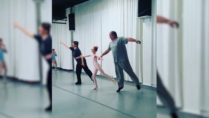 Télécharger la video: Dad Hilariously Try Ballet With Their Kids