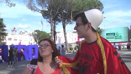 Report TV - 'Tirana Fun Zone' tifozët sfidojnë temperaturat për kuqezinjtë