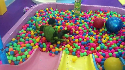 Frozen Elsa CHASED BY GORILLA! w/ Spiderman Joker Maleficent Hulk Pink Spidergirl! Superhe