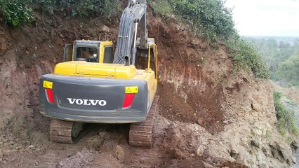 Volvo ec210B Digging Soil