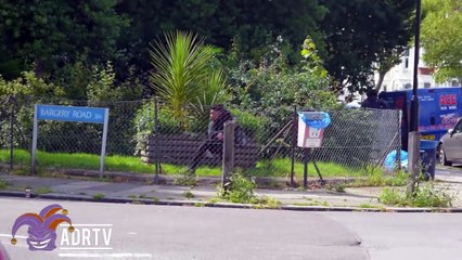 แกล้งคน กวนๆ ขับรถไล่ยิงปืนใส่ วิ่งหนีกระเจิง ฮาๆ