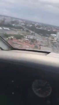 Ces tarés volent à très basse altitude en avion au dessus de la ville !