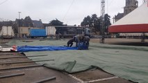 Le chapiteau du festival du cirque en installation